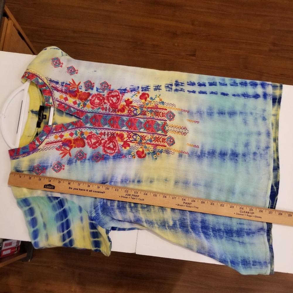 Calessa Top Women's 1X Floral Embroidered Tye Dye V-Neck 3/4 Roll Tab Sleeve - Picture 8 of 10